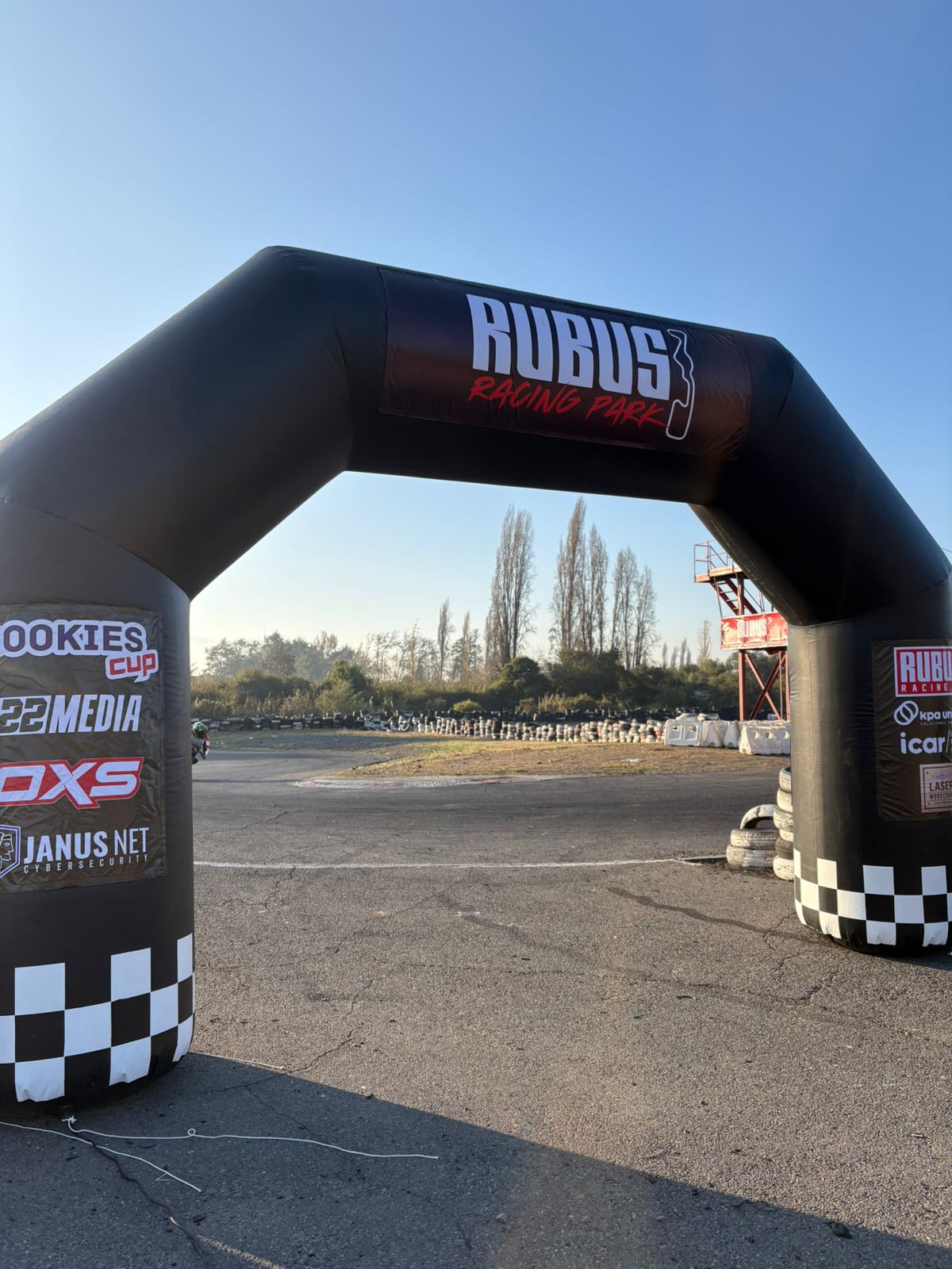 Arco inflable Rubus Racing Park vista lateral